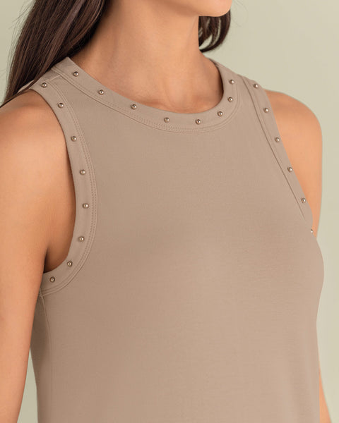 Vestido largo con detalle de taches en cuello y sisa#color_084-arena