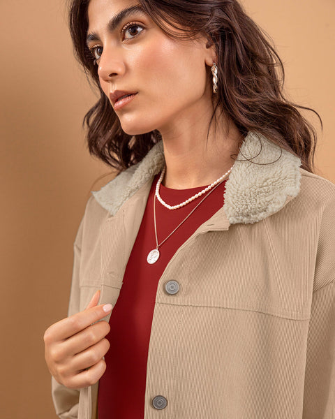 Chaqueta de corduroy y cuello ovejero#color_084-arena-blanco