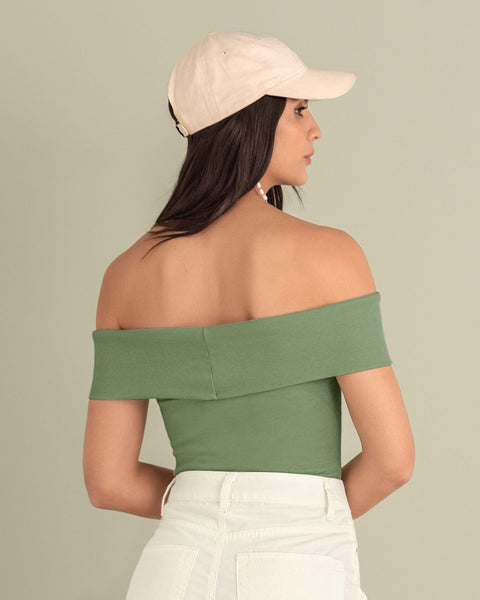 Camiseta cuello bandeja de silueta ajustada#color_198-verdes