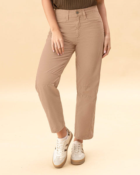 Pantalón bota recta con cortes decorativos en los costados#color_084-arena