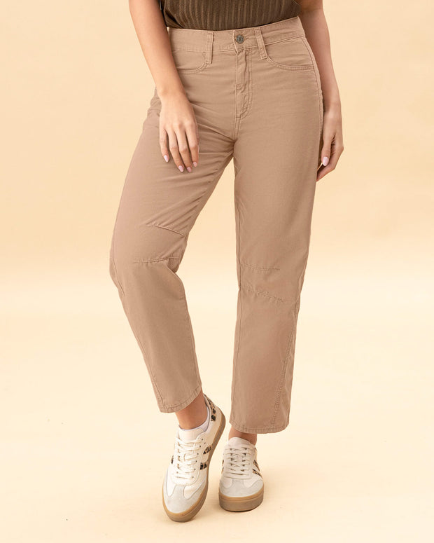 Pantalón bota recta con cortes decorativos en los costados