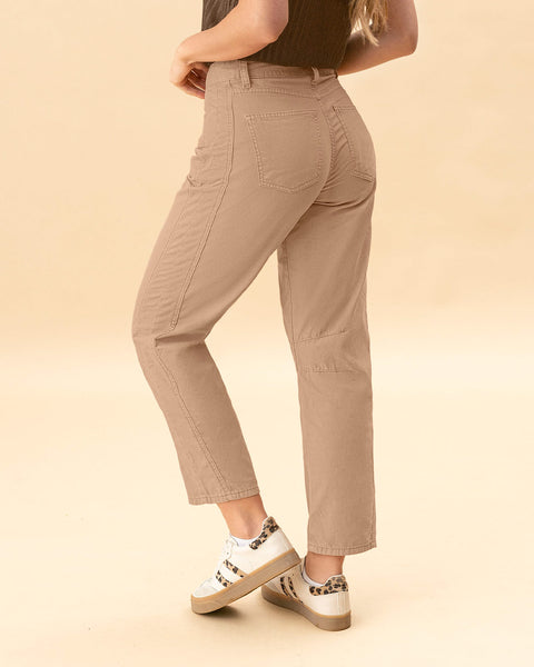 Pantalón bota recta con cortes decorativos en los costados#color_084-arena