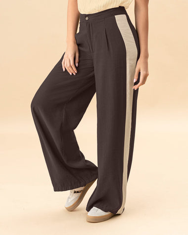 Pantalón bota ancha con bloque de color en los costados#color_640-cafe-oscuros