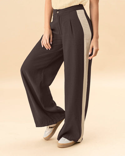 Pantalón bota ancha con bloque de color en los costados#color_640-cafe-oscuros