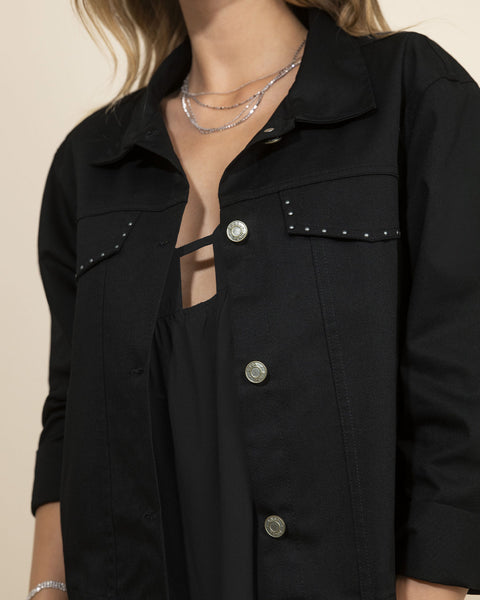 Chaqueta con detalle de piedras y taches