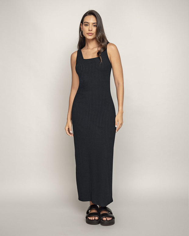 Vestido largo con escote en V por un lado y cuadrado por el otro