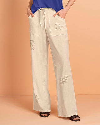 Pantalón bota ancha en tela tipo lino con estampado localizado#color_084-arena