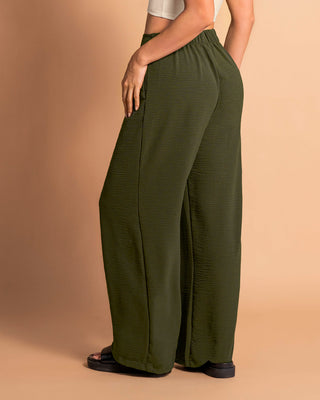 Pantalón bota ancha elaborado en tela con textura#color_a91-verde-militar