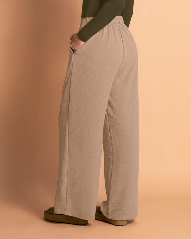 Pantalón bota ancha elaborado en tela con textura