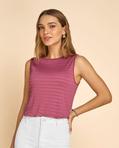 Camiseta manga sisa con cuello alto elaborada en tela con textura#color_359-magenta