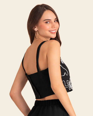 Blusa crop top con bordado en frente#color_700-negro