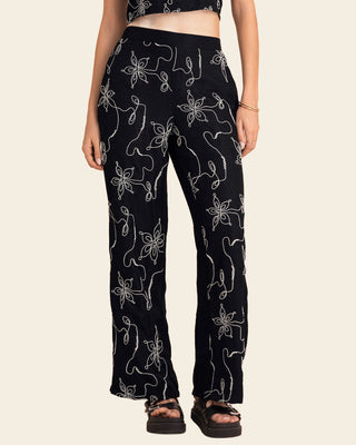 Pantalón bota ancha con elástico en cintura y bordado en frente#color_700-negro