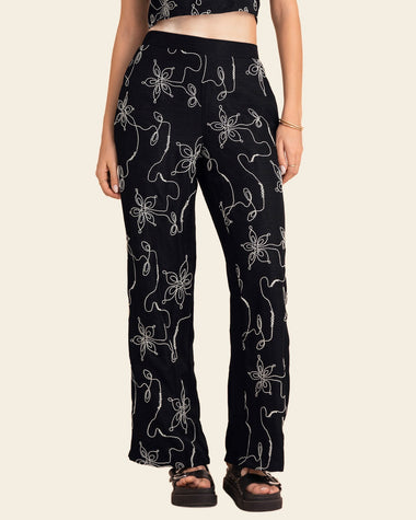 Pantalón bota ancha con elástico en cintura y bordado en frente#color_700-negro
