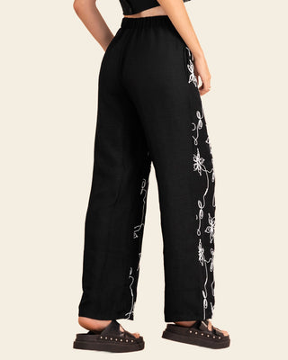 Pantalón bota ancha con elástico en cintura y bordado en frente#color_700-negro