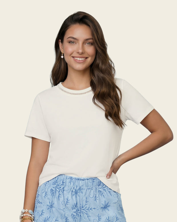 Camiseta manga corta con aplique en el cuello