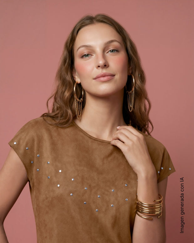 Vestido corto efecto gamuza con apliques metálicos