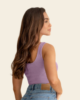 Crop top acanalado con escote asimétrico#color_422-lila