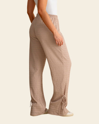 Pantalón amplio con textura y lazos en bota#color_084-arena
