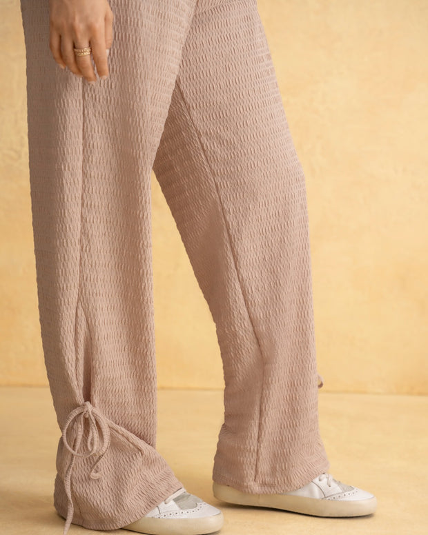 Pantalón amplio con textura y lazos en bota