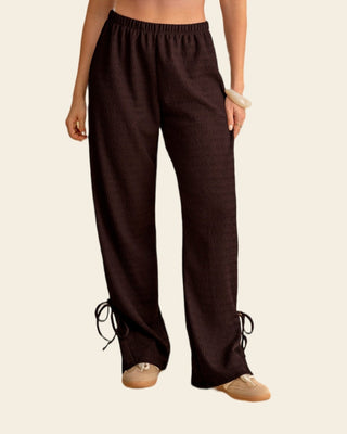 Pantalón amplio con textura y lazos en bota#color_835-cafe-medio