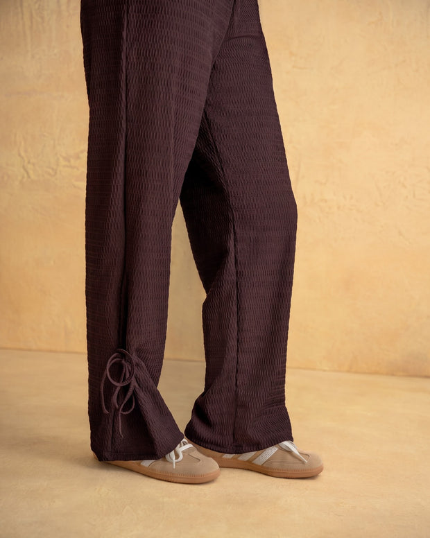 Pantalón amplio con textura y lazos en bota