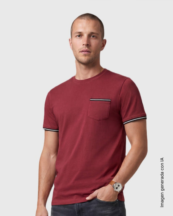 Camiseta con detalle tejido en bolsillo y mangas#color_349-vino