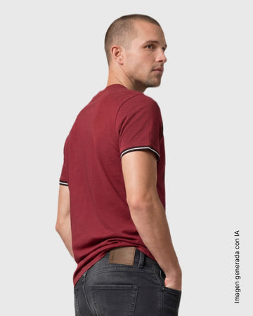 Camiseta con detalle tejido en bolsillo y mangas#color_349-vino
