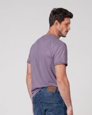 Camiseta con detalle tejido en bolsillo y mangas#color_412-lila-oscuro
