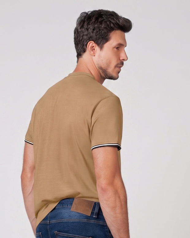 Camiseta con detalle tejido en bolsillo y mangas