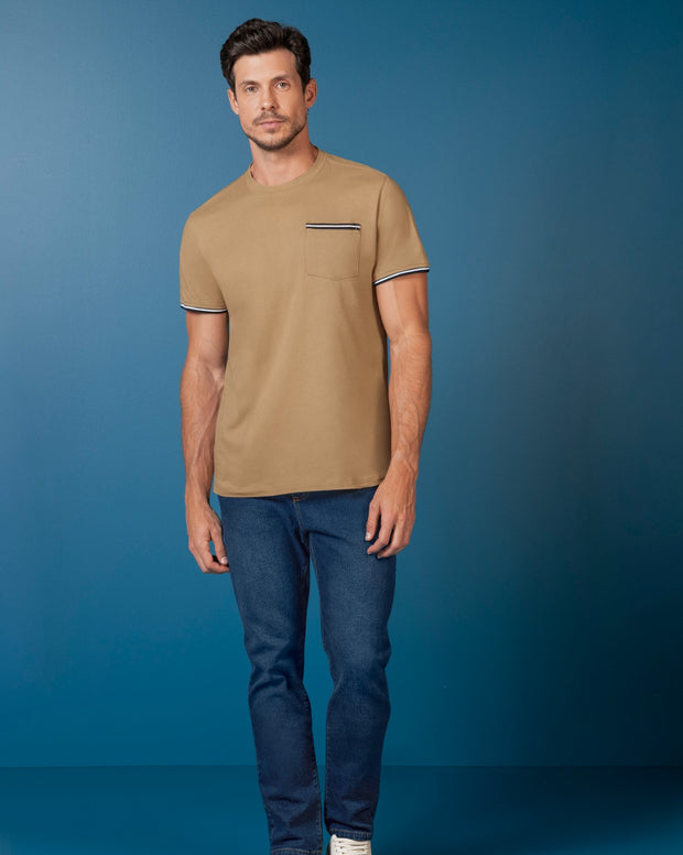 Camiseta con detalle tejido en bolsillo y mangas