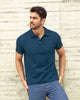 Camiseta tipo polo con bordado en frente#color_457-azul-medio