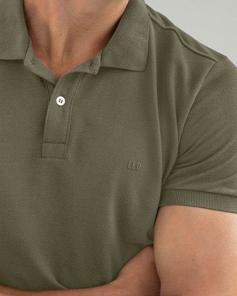 Camiseta tipo polo con bordado en frente#color_a91-verde-militar