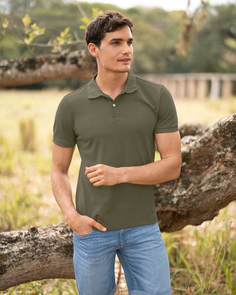 Camiseta tipo polo con bordado en frente#color_a91-verde-militar