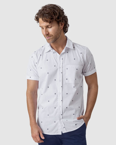 Camisa estampada de botones y bolsillo en frente#color_032-blanco-estampado