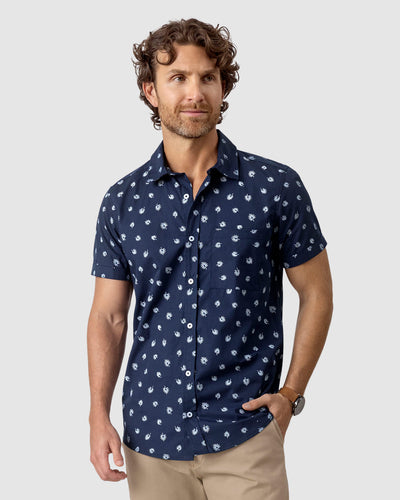 Camisa estampada de botones y bolsillo en frente#color_059-fondo-azul-oscuro
