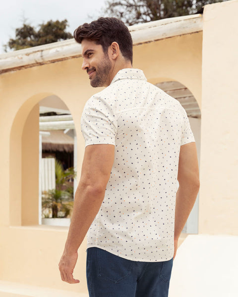 Camisa manga corta estampado continuo para hombre#color_002-blanco-estampado