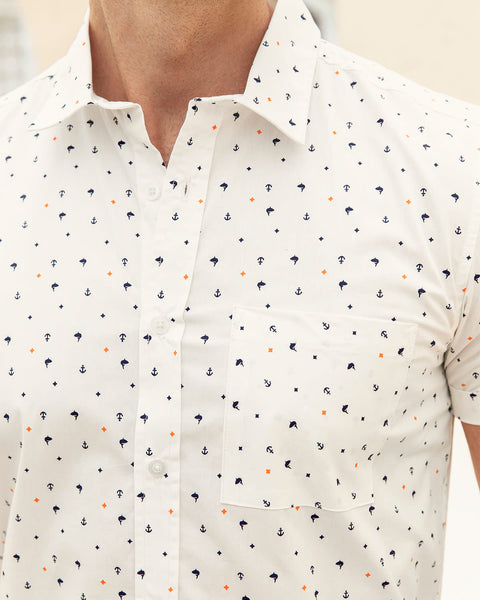 Camisa manga corta estampado continuo para hombre#color_002-blanco-estampado