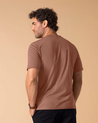 Camiseta manga corta con estampado localizado y cuello redondo#color_381-cafe-claro