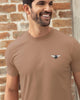 Camiseta manga corta con estampado localizado y cuello redondo#color_714-arena-medio
