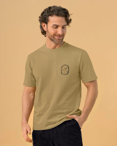 Camiseta manga corta con estampado localizado y cuello redondo#color_c47-verde-khaki