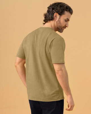 Camiseta manga corta con estampado localizado y cuello redondo#color_c47-verde-khaki