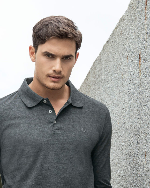 Camiseta tipo polo manga larga con bordado en frente#color_720-gris-oscuro