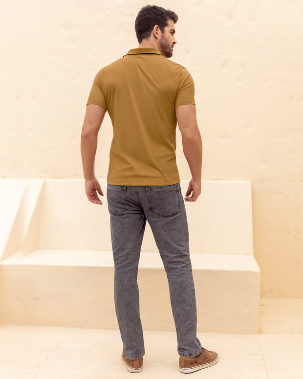 Camiseta tipo polo con perilla funcional con puños y cuello tejido#color_835-cafe-medio