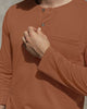 Camiseta manga larga con cuello redondo y perilla funcional#color_221-terracota