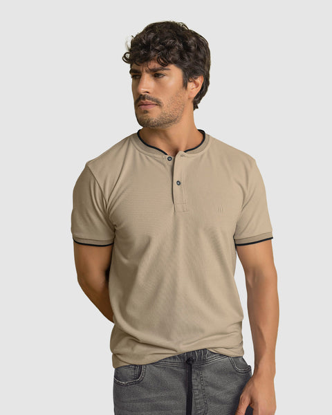 Camiseta con cuello henley y perilla funcional#color_084-arena