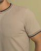 Camiseta con cuello henley y perilla funcional#color_084-arena