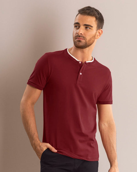 Camiseta con cuello henley y perilla funcional#color_194-vino