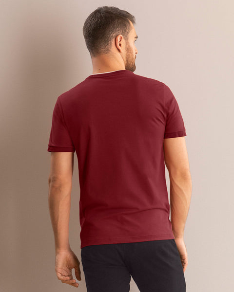 Camiseta con cuello henley y perilla funcional#color_194-vino