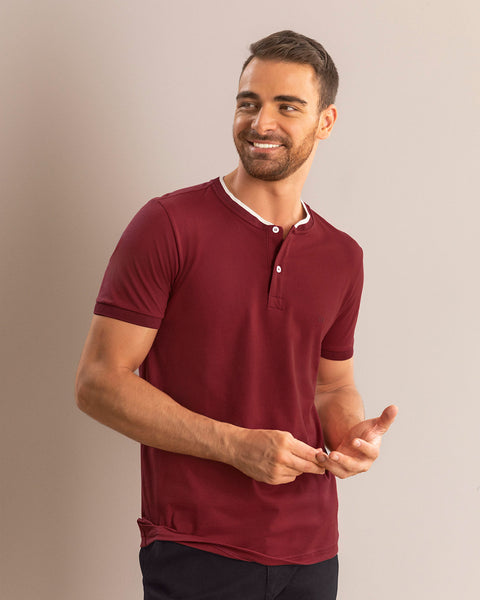 Camiseta con cuello henley y perilla funcional#color_194-vino