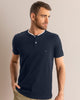 Camiseta con cuello henley y perilla funcional#color_457-azul